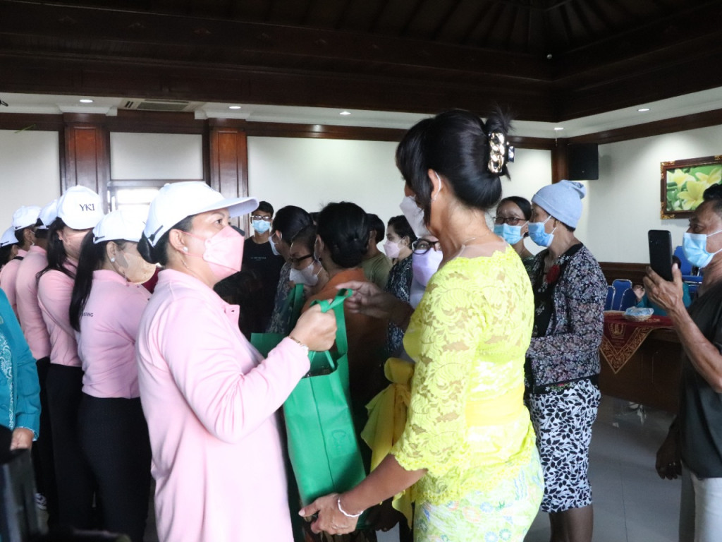 YKI  Badung Kembali Serahkan Bantuan Paket Sembako Di Kecamatan Kuta Dan Kuta Selatan